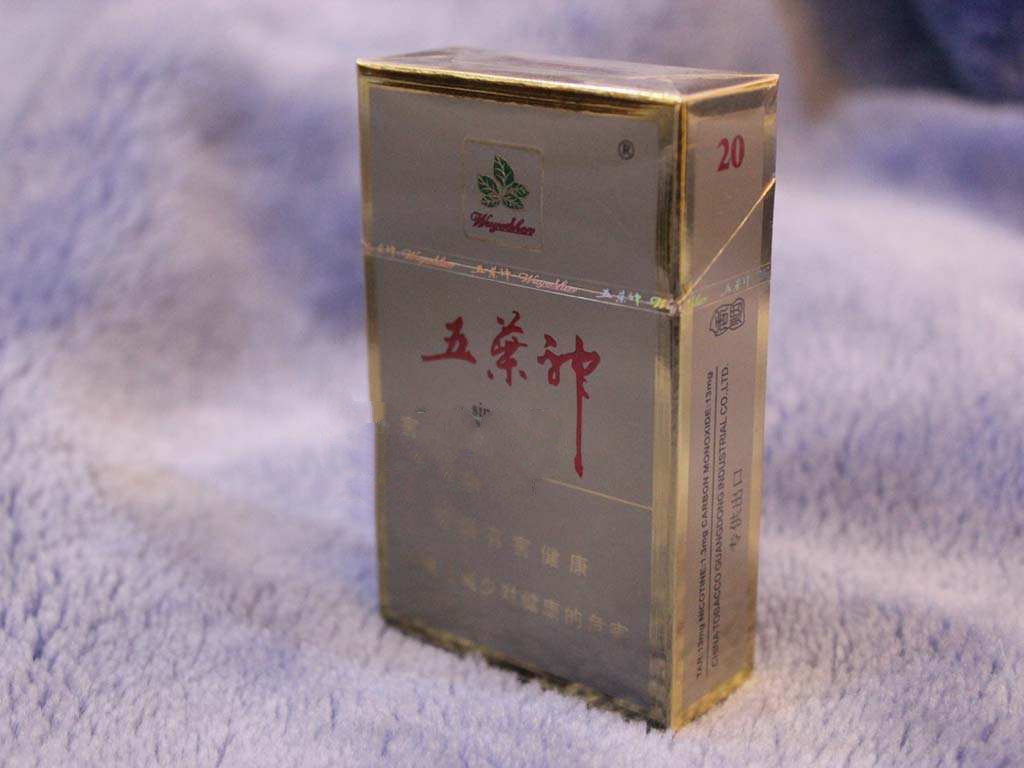 在中国，购买进口香烟需要遵守国家的相关法律法规。以下是几种合法购买途径